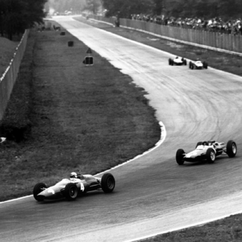 Jim va doubler John Surtees sur sa Ferrari qui abandonnera à Monza Jim va doubler John Surtees sur sa Ferrari qui abandonnera à Monza